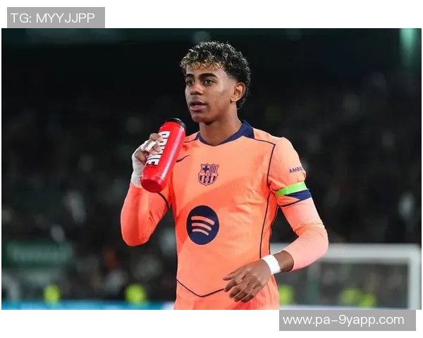 姆巴佩年仅17岁身价仅300万却轻松突破孔德巴黎三叉戟总身价却不及亚马尔一半